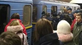 В киевском метро мужчина провалился между вагонами