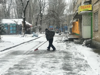 Коммунальщики и частные предприниматели очищают город от снега (фото, видео)