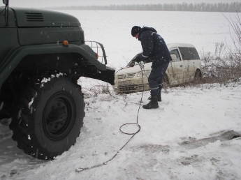 Спасатели в Запорожской области вытягивают автомобили из снежного плена (фото)