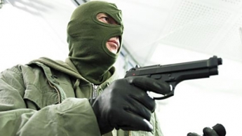 В Запорожье вооруженный мужчина ограбил кредитный центр