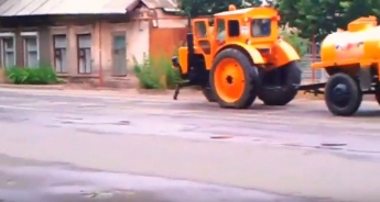 Трактор без колеса рассекал по Мелитополю (видео)