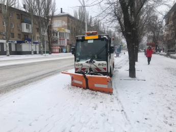 На расчистку улиц в Мелитополе выехала снегоуборочная техника (фото, видео)