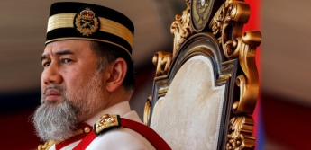 Король Малайзии отрекся от престола. Он якобы женился в РФ