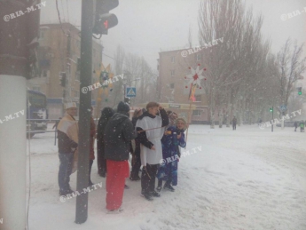 Рождественские вертепы колядуют в разных районах Мелитополя (фото, видео)