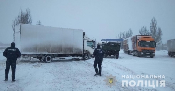 Полицейские пришли на подмогу водителям, застрявшим в снежных сугробах (фото)
