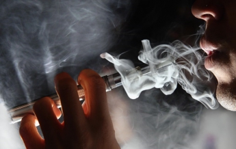 В Австрии подросткам младше 18 запретили курить и вейпить