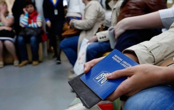 Паспорт Украины поднялся на три позиции за год