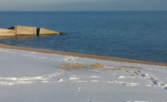 На пляже в Кирилловке снова появились отдыхающие (видео)