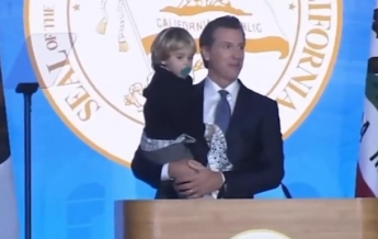 Малолетний сын губернатора Калифорнии выбежал на сцену и сорвал речь отца (видео)