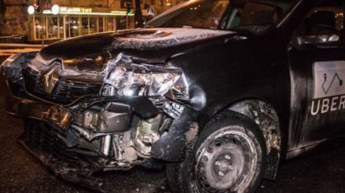 В Киеве таксист "влетел" в авто полиции