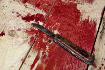 В Запорожье парня ранили ножом возле дома