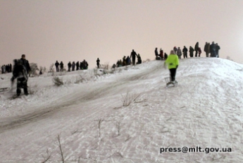 В Мелитополе на снежной горке предприниматели организовали горячие напитки и музыку (фото)