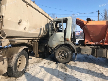 В Мелитополе столкнулись два грузовика и легковушка (добавлено фото)