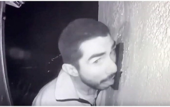 Мужчина три часа облизывал дверной звонок соседей (видео)