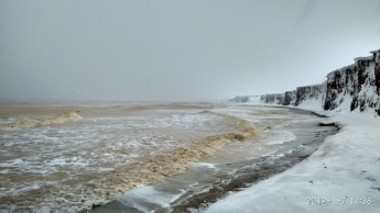 Бушующее зимние море в Степановке показали в сети (фото)