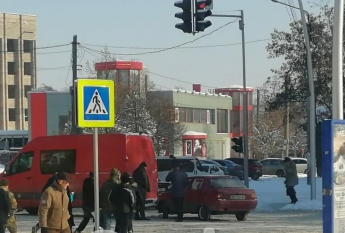В центре города столкнулись микроавтобус и легковушка (фото)