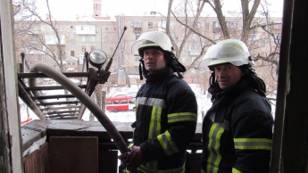 В центре Запорожья двое малышей оказались в горящей комнате общежития (Фото, видео)