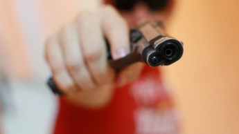 В Мелитополе среди бела дня ребенку угрожали пистолетом