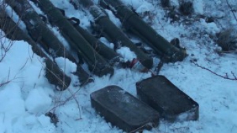 В лесополосе возле трассы в Запорожской области нашли 6 гранатомётов и тысячи снарядов