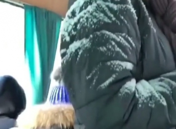 В запорожской маршрутке на пассажиров сыпался снег (видео)