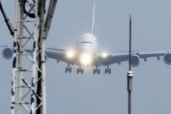 Опасная посадка самого большого пассажирского самолета попала на видео