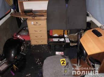 В Запорожье ограбили микроавтобус-офис, а его владельца ранили