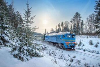 Поезд ''Укрзалізниці'' с пассажирами попал в ледяную ловушку