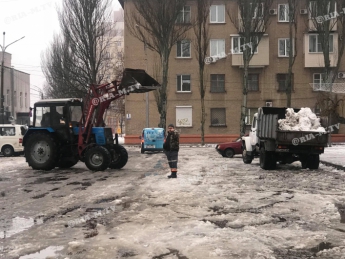 В Мелитополе коммунальщики вывозят снег грузовиками (видео, фото)