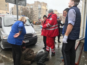 В Мелитополе возле АТБ лежал мужчина без сознания, - ФОТО