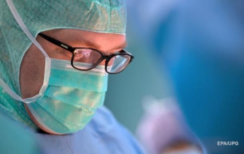 Фото хирурга, уснувшего за операционным столом, стало вирусным