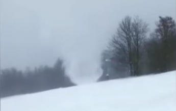В Карпатах сняли на видео снежный вихрь