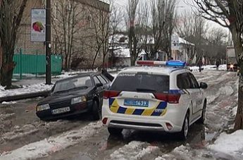 В Бердянске спасатели вытаскивали застрявшие в грязи автомобили (видео)
