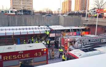 В Канаде автобус влетел в остановку: есть жертвы
