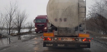 По трассе Мелитополь-Херсон фуры передвигаются со скоростью пешехода (видео)