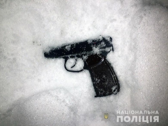 В Киеве мужчина стрелял в дверь школы (Фото)