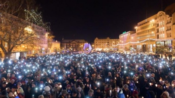 В Польше тысячи людей вышли на улицы, чтобы почтить память погибшего мэра
