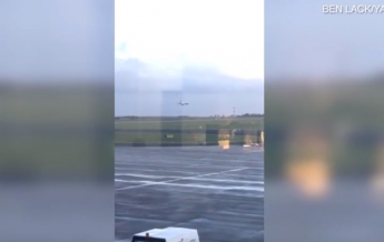Неудачная посадка самолета в шторм попала на видео