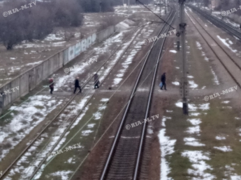 Перекрестились - побежали. С риском для жизни горожане ходят перед поездами (фото)