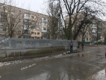 Жители Мелитополя потребовали от мэра убрать с улицы уродливый долгострой (фото)