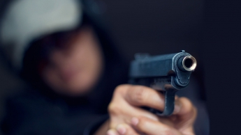 В Харькове неизвестные в масках обстреляли полицейского