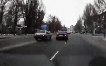 Лихач на ВАЗе на коротком отрезке дороги умудрился дважды нарушить ПДД (видео)