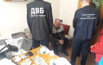 В Житомире полицейских пытались подкупить взяткой в 100 тысяч