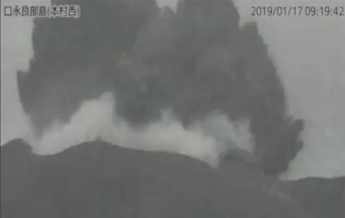 В Японии извергся вулкан (видео)