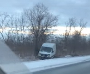 Микроавтобус под Мелитополем слетел в кювет (видео)