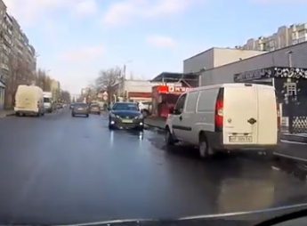 Невозмутимая автоледи на Лексусе озадачила парковкой по "встречке" (видео)