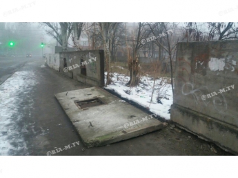 В Мелитополе бетонная плита упала на тротуар. Чудом никто не пострадал (фото)