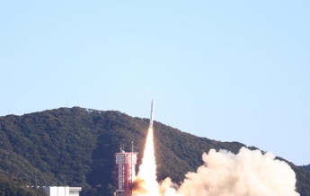 Япония запустила ракету с 13 спутниками (фото)