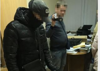 Под Киевом у чиновника-взяточника изъяли более $120 тысяч (фото)