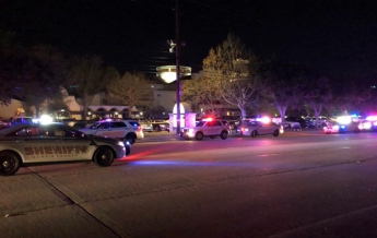 На улице Техаса мужчина расстрелял бывшую жену и дочь (видео)