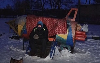 Парень из Бердянска живет в ракете на детской площадке в Кривом Рогу (фото, видео)
